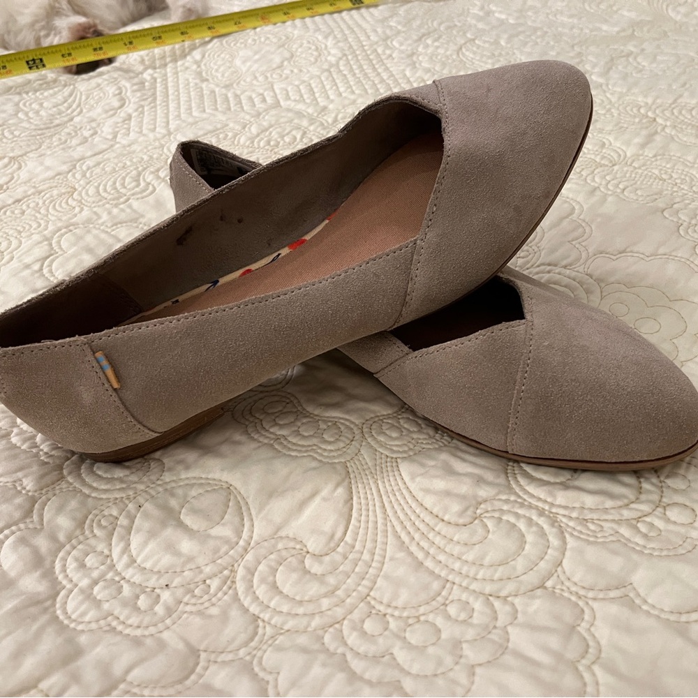 Tom’s Suede Flats